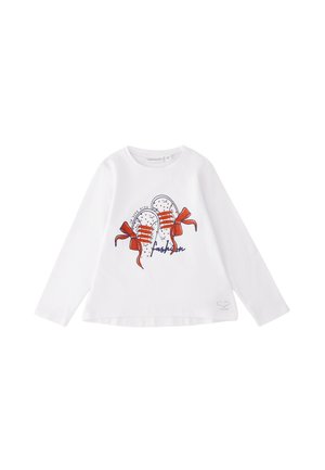 Weißes Langarmshirt mit Grafik von zwei Sneakern mit orangefarbenen Schnürsenkeln und Schleifen, kleinem Text und dem Wort "Fashion" auf der Vorderseite.