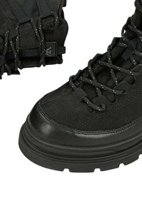 Czarne buty wędrowne z gładkim skórzanym czubkiem i fakturowanym zamszowym wierzchem. Posiadają kontrastujące sznurówki oraz solidną gumową podeszwę z bieżnikiem.
