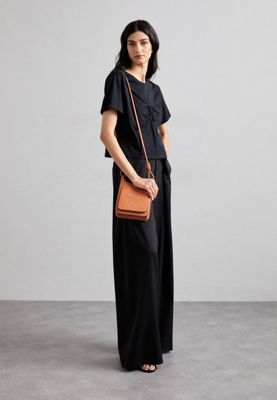 MCM LAURETOS HOBO  - Geantă crossbody - cognac