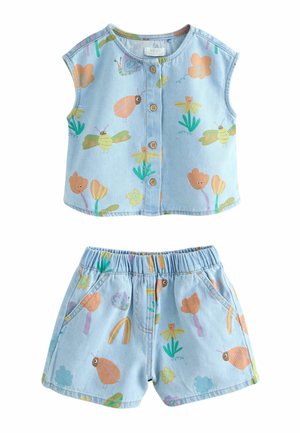 Ärmelloses hellblaues Kleinkind-Oberteil mit Knöpfen und passende Shorts mit elastischem Bund, beide mit buntem Muster aus Schmetterlingen, Blumen und Insekten.