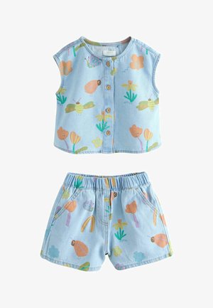 Ärmelloses hellblaues Kleinkind-Oberteil mit Knöpfen und passende Shorts mit elastischem Bund, beide mit buntem Muster aus Schmetterlingen, Blumen und Insekten.