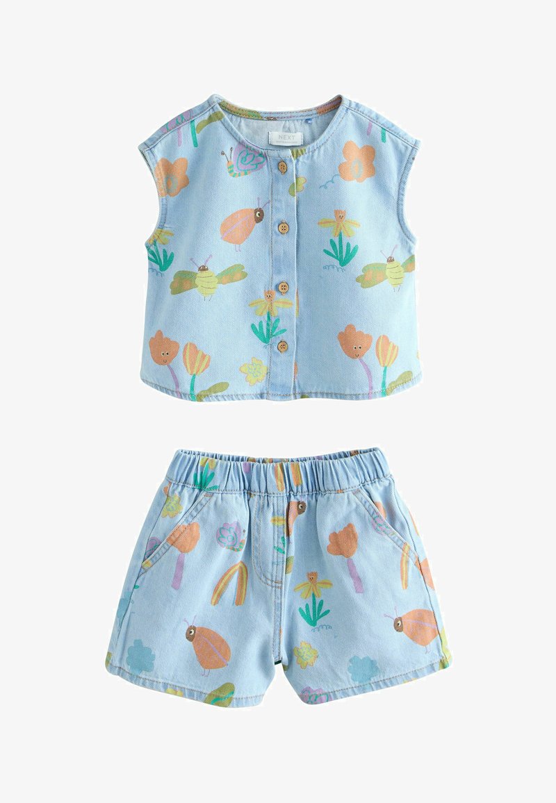 Haut sans manches bleu clair pour tout-petit avec boutons, et short assorti à taille élastique, tous deux ornés d'un motif coloré de papillons, fleurs et insectes.