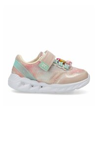Zapatillas infantiles con una paleta de colores pastel, que cuentan con una parte superior texturizada, una cinta de Velcro y cuentas decorativas en los cordones elásticos. Suela blanca.