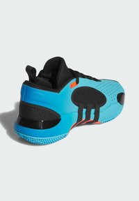 Chaussure de sport avec une tige principalement bleue, des sections en mesh noir, des accents orange, des lacets noirs et trois rayures noires sur le côté.