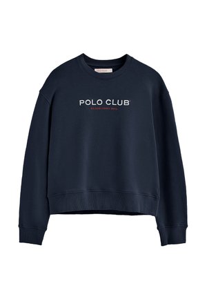 Sudadera azul marino hecha de tela suave. Presenta un cuello redondo, mangas largas y un dobladillo corto. Incluye el logotipo "POLO CLUB" en blanco y rojo.
