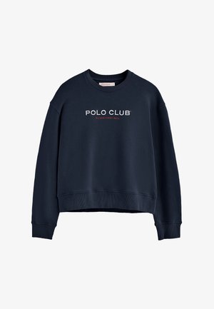 Marineblå sweatshirt lavet af blødt stof. Har en rund halsudskæring, lange ærmer og en kortere længde. Inkluderer "POLO CLUB" logo i hvidt og rødt.