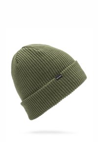 Strikket grøn beanie med en vendt kant og subtil ribbet struktur. Har et lille sort logomærke på siden.