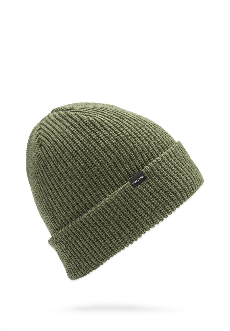 Strikket grøn beanie med en vendt kant og subtil ribbet struktur. Har et lille sort logomærke på siden.