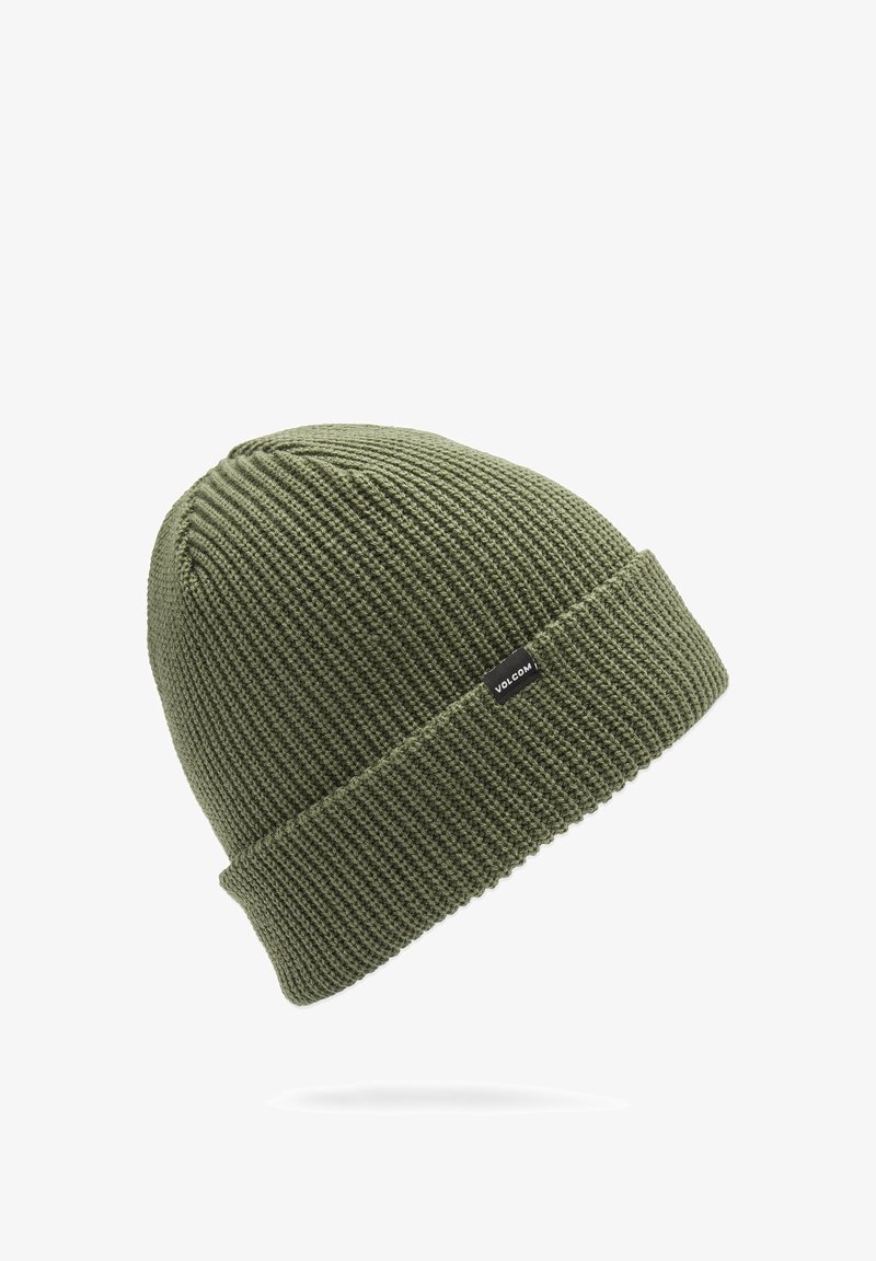 Bonnet en tricot vert avec un revers replié et une texture côtelée subtile. Présente une petite étiquette de logo noire sur le côté.