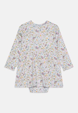 Vestido blanco de manga larga para bebé con pequeño estampado floral multicolor y body incorporado debajo, sobre un fondo blanco.