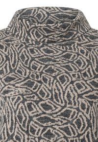 Pull en tricot avec un col montant, présentant un motif abstrait gris et beige, mettant en valeur une texture douce et une silhouette arrondie.