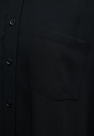 Chemise noire boutonnée avec une texture lisse, dotée d'une poche poitrine et de boutons ronds. Le tissu est léger et uni, sans motifs.