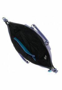 Paarse leren tas met een zilveren rits. Binnenin is er zwart stof met een blauw accentvak en twee secties voor organisatie.