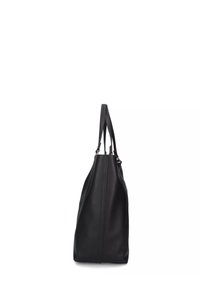 Bolso tote negro de cuero con costuras verticales, dos asas y una textura suave. Forma elegante, diseño minimalista, sin herrajes visibles.