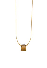 Collana placcata in oro con un pendente rettangolare in occhio di tigre dalle linee morbide, infilata su una sottile catena impreziosita da perline d'oro.