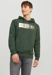 Felpa verde con stampa grafica bianca e arancione che legge "JACK&JONES", dotata di tasca a kangaroo e cappuccio regolabile con cordino.