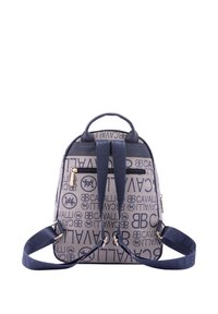 Zaino navy realizzato in tessuto resistente con un motivo a logo testurizzato. Presenta una maniglia superiore, spallacci regolabili e una tasca frontale con zip.