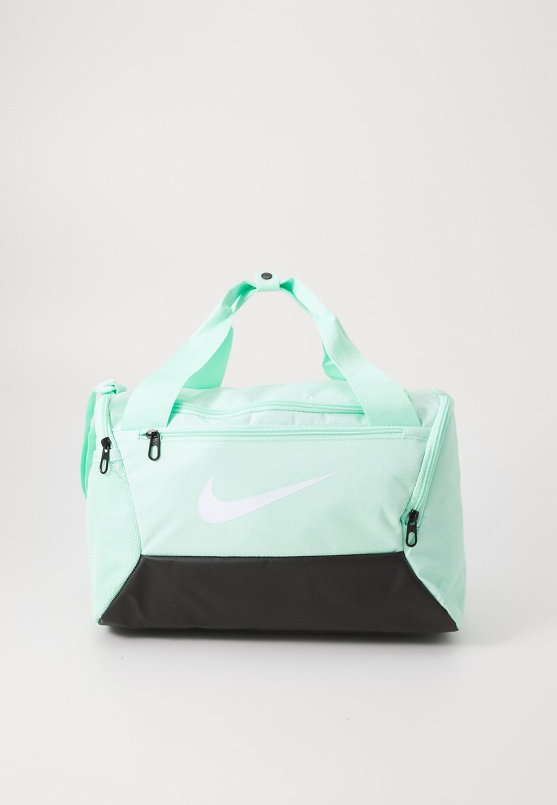 Bolsa de deporte verde menta con fondo negro, dos asas cortas, compartimentos con cremallera y un prominente logo de Nike en blanco en la parte frontal.