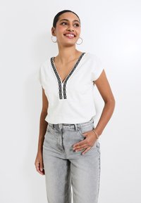 COL TUNISIEN. - T-shirt imprimé - blanc