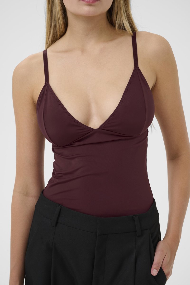 Bordeaux bodysuit met dunne bandjes, diepe V-halslijn en een textuurstof. Draag het met zwarte hooggetailleerde broeken voor een elegante uitstraling.