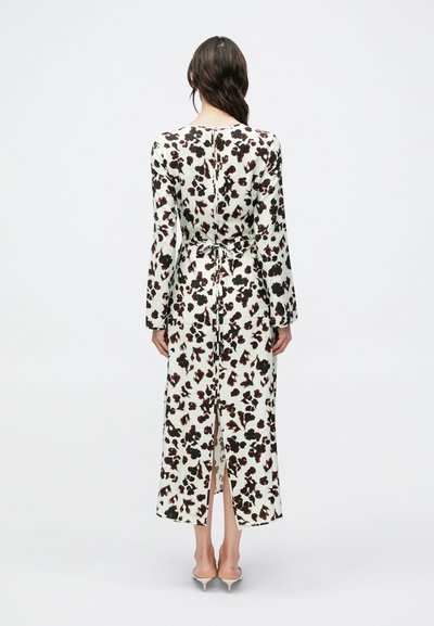 Šaty s dlhým rukávom, midi dĺžky, z ľahkého materiálu s kvetinovým čierno-hnedým vzorom, so zaväzovaním na chrbte a rozparkom na leme.