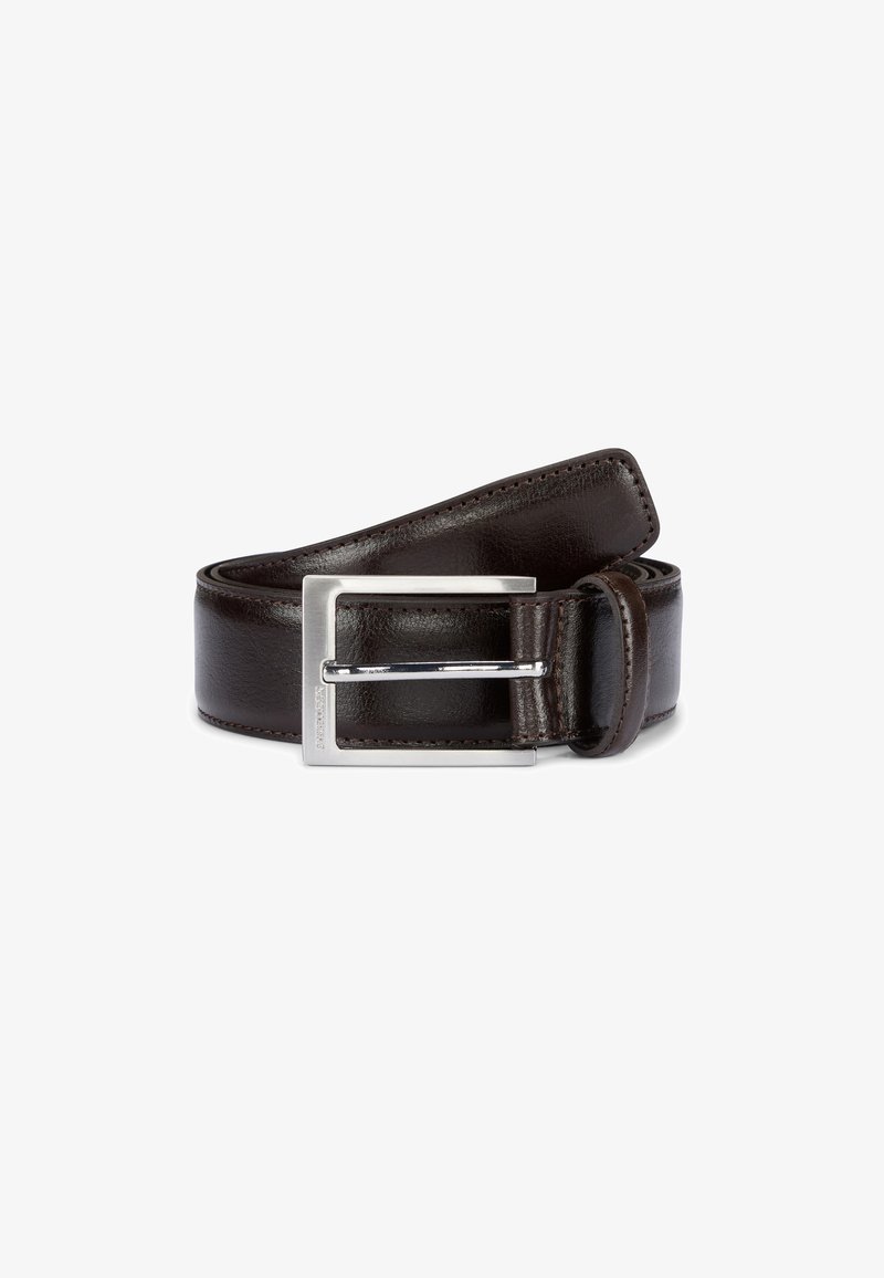 Bruine leren riem met een gladde textuur, voorzien van een rechthoekige zilveren metalen gesp en donkere stiksels langs de randen.
