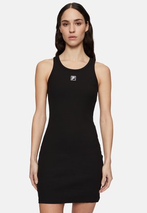 Zwarte geribbelde jurk met een getailleerde silhouet, tanktopstijl en een klein wit logo op de borst. Zachte textuur, knie-lengte.