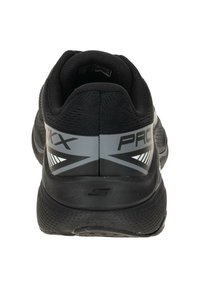 Schwarzer Sportschuh mit texturiertem Obermaterial, gepolstertem Kragen und grauen Akzenten. Verfügt über eine Gummisohle mit Profilmustern und Logodetail.