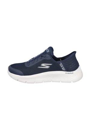 Zapatillas Skechers con parte superior de malla azul marino y suela acolchada blanca. Incluyen cordones y un talón texturizado para mayor soporte.