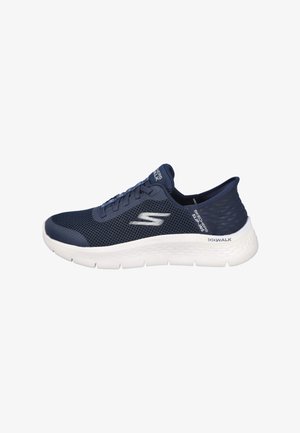 Zapatillas Skechers con parte superior de malla azul marino y suela acolchada blanca. Incluyen cordones y un talón texturizado para mayor soporte.