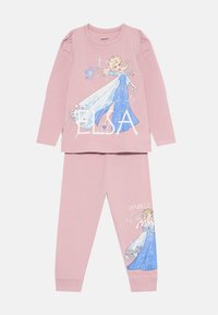 Roze pyjama set met een langemouwen top met een karakterafbeelding en de tekst "ELSA", en bijpassende broeken met "SPARKLE like the" en een karakterprint.