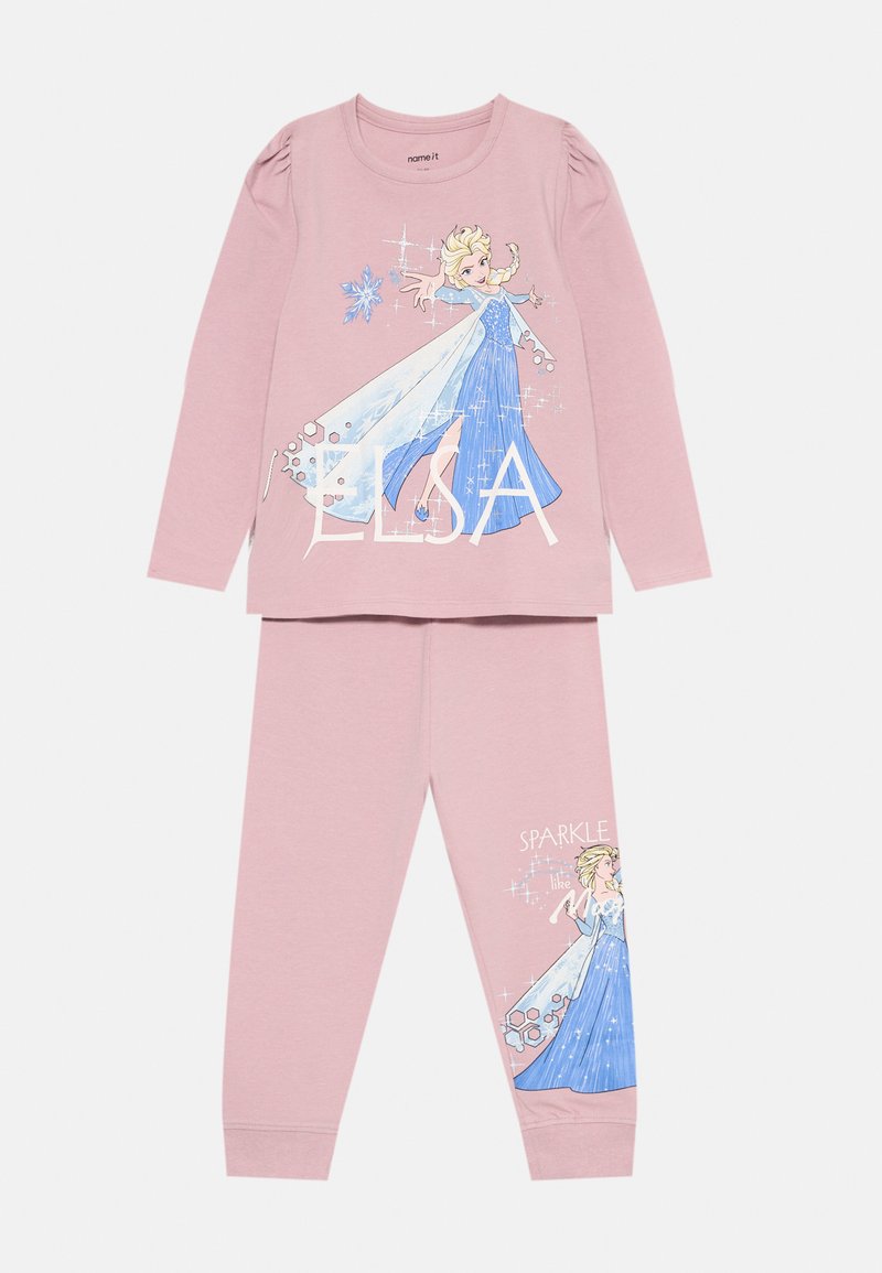 Roze pyjama set met een langemouwen top met een karakterafbeelding en de tekst "ELSA", en bijpassende broeken met "SPARKLE like the" en een karakterprint.