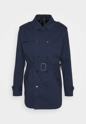 Granatowy prochowiec dwurzędowy z paskiem, zapinany na guziki mankietami, z pagonami na ramionach i bocznymi kieszeniami, wyświetlony na białym tle.