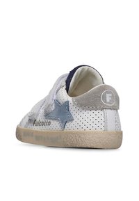 Deportiva de piel blanca con diseño perforado, acento de estrella azul, pestaña de talón de ante gris y correa de velcro; suela de goma con superficie texturizada.