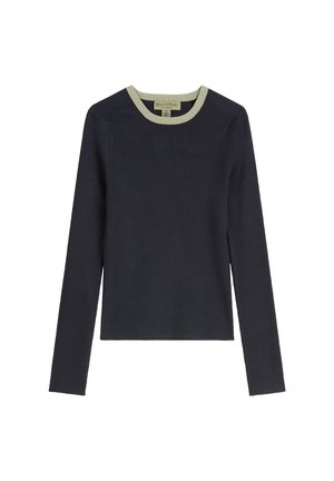 Top long-sleeve à côtes en bleu marine foncé avec un col rond vert clair. Design simple, texture douce et silhouette ajustée.