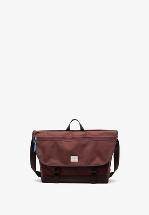 Braune Stoff-Umhängetasche mit Klappe, ausgestattet mit einem oberen Griff und einem verstellbaren Schulterriemen, gesichert durch zwei Schnallenverschlüsse.