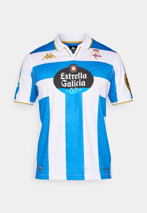 Balts krekls ar zili vertikāliem svītrām, ar apkakli, Kappa zīmi zeltā un melnu ovālu sponsora logotipu centrā.