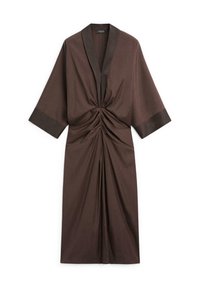 Bruine midi-jurk met brede mouwen, diepe V-hals, zwarte afwerking en geplooide details ter hoogte van de taille, plat gelegd op een witte achtergrond.