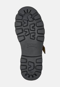 Suela de goma negra con un patrón de banda de rodadura resistente y logo elevado; diseñada para ofrecer tracción y durabilidad. Número 28 presente.