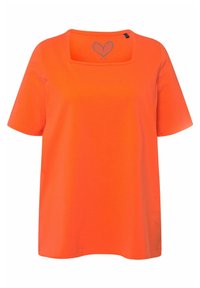 Camiseta de manga corta naranja con escote cuadrado y un diseño de corazón impreso en gris cerca del cuello. Material de algodón suave.