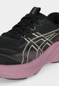 Μαύρο και μωβ παπούτσι για τρέξιμο ASICS με λευκές λωρίδες λογότυπου, μαύρα κορδόνια και μαλακή μωβ σόλα με την ένδειξη "FF BlastMAX."
