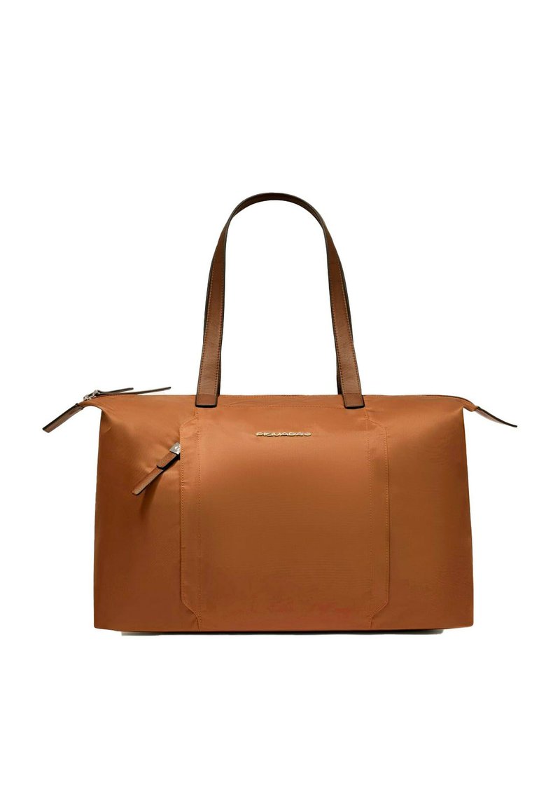 Borsa tote in nylon marrone con due manici piatti per la spalla, chiusura superiore con cerniera e tasca esterna con zip, caratterizzata da una texture liscia e una forma rettangolare.