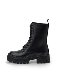 Bota ankle de cuero negro con diseño de cordones, suela de goma gruesa, lados texturizados y una lengüeta en la parte trasera para facilitar su uso.