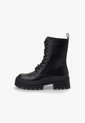 Botine negre din piele, cu sistem de șireturi, talpă groasă din cauciuc, laturi texturate și tab pentru a putea fi încălțate ușor.