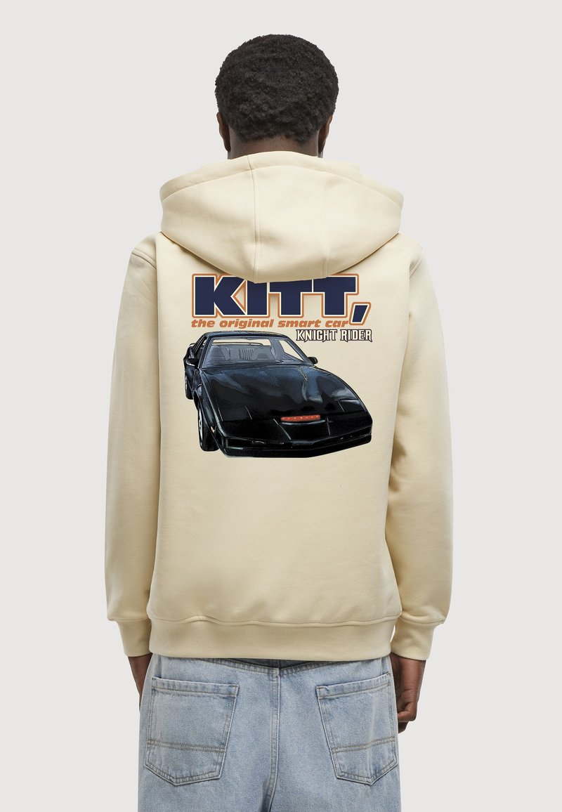 Beige hoodie met een gedrukte afbeelding van een zwarte auto met rode accenten, tekst "KITT, de originele slimme auto, KNIGHT RIDER" in vet lettertype.