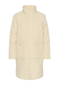 Manteau matelassé beige avec un col montant, des boutons-pression et deux poches avant avec surpiqûres décoratives. Texture lisse et coupe mi-longue.