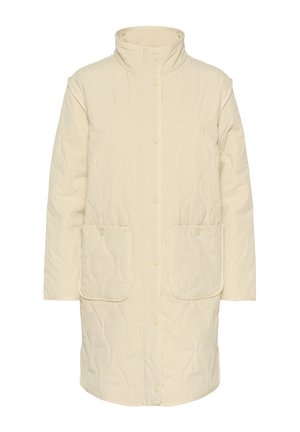 Palton bej matlasat, cu guler înalt, nasturi cu capse și două buzunare frontale cu cusături accentuate. Textură fină și design de lungime medie.