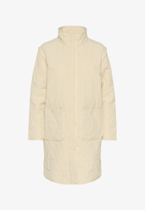 Palton bej matlasat, cu guler înalt, nasturi cu capse și două buzunare frontale cu cusături accentuate. Textură fină și design de lungime medie.