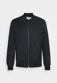 Giacca bomber nera realizzata in tessuto leggero, con zip frontale, polsini a coste e design del colletto classico. Texture liscia, senza fantasie.