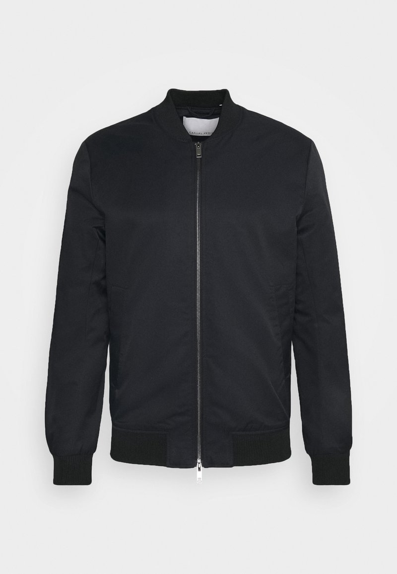 Giacca bomber nera realizzata in tessuto leggero, con zip frontale, polsini a coste e design del colletto classico. Texture liscia, senza fantasie.